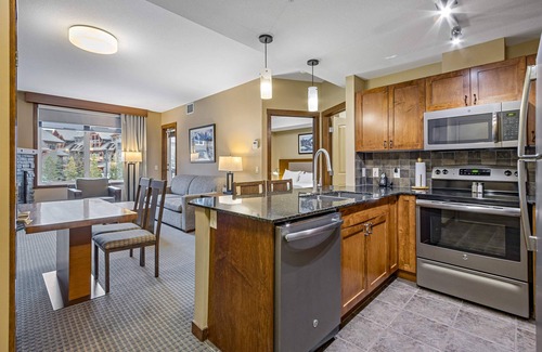 Cougar Creek Apartment | 🌍 Gorgeous Mountain View Condo with 2 Hot Tubs
