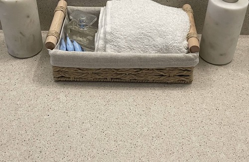 East Shoreham House | Gorgeous NEWLY-BUILT Home 15 mins from Water Park