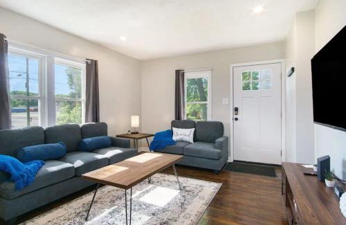 South Bend House | Gorgeous Notre Dame Get Away Comfy Beds WiFi Coffee Games