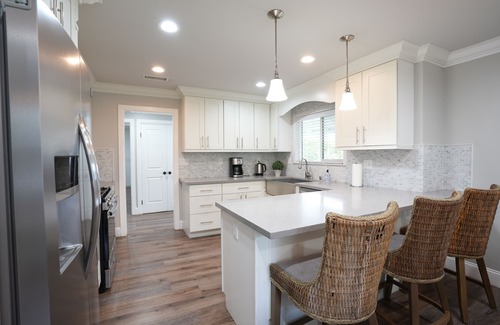 Orange House | Gorgeous Pool/Jac Home: 2 Ensuites & Game Room