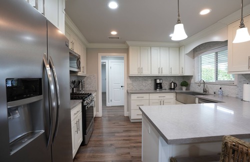 Orange House | Gorgeous Pool/Jac Home: 2 Ensuites & Game Room