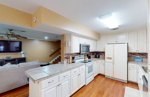 New Roads House | Gorgeous riverfront townhouse with balcony, boat dock & private W/D