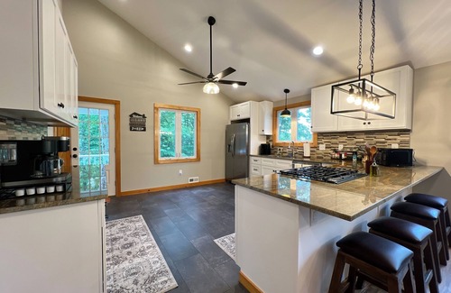 Greentown House | Gorgeous & Spacious Lake Front Home