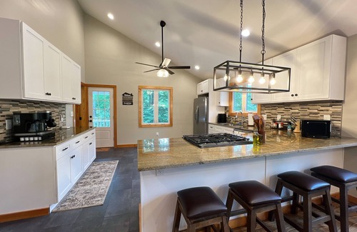 Greentown House | Gorgeous & Spacious Lake Front Home