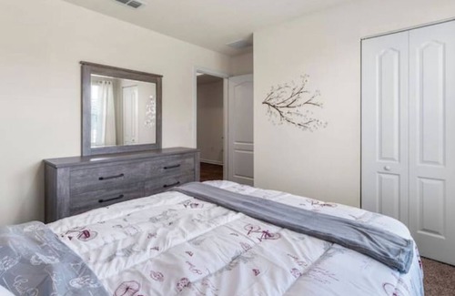 Westside House | Gorgeous Street View Private Room in a home