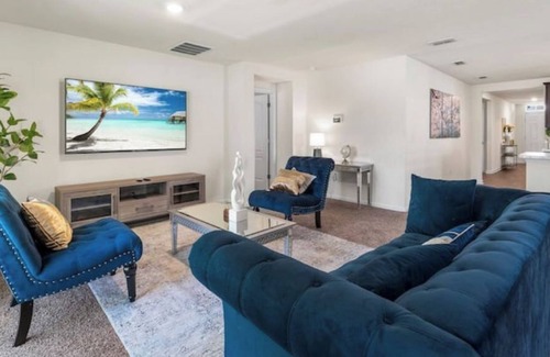 Westside House | Gorgeous Street View Private Room in a home