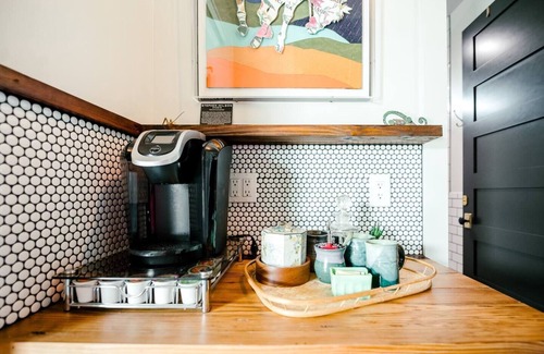 Burton Apartment | Gorgeous Sunsets + Firelight Vibes + 5 Min. to RT | Cricket Farms