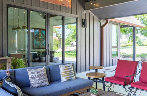 Burton Apartment | Gorgeous Sunsets + Firelight Vibes + 5 Min. to RT | Cricket Farms