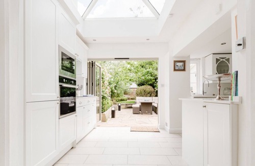 Cheltenham House | Gorgeous Townhouse with Garden & Open Living