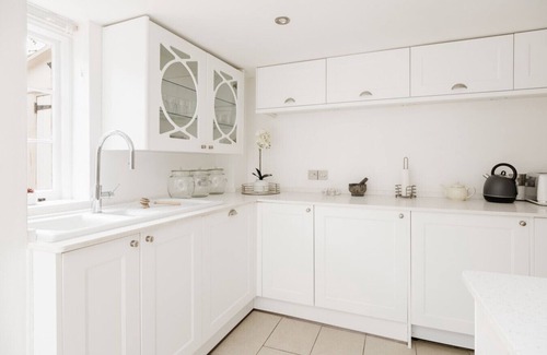 Cheltenham House | Gorgeous Townhouse with Garden & Open Living