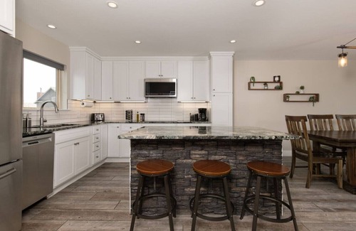 Big Sky House | Gorgeous Vacation Chalet: Hot Tub, Wood Stove