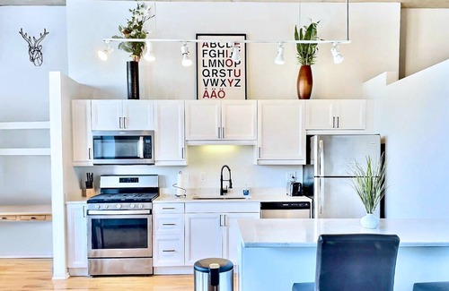 Near West Side Apartment | Gorgeous West Loop Loft —1Br1Ba —Perfect Location —3MONTH MIN OTHERWISE FLEXIBLE