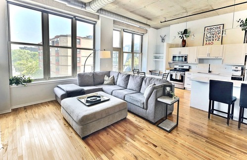 Near West Side Apartment | Gorgeous West Loop Loft —1Br1Ba —Perfect Location —3MONTH MIN OTHERWISE FLEXIBLE