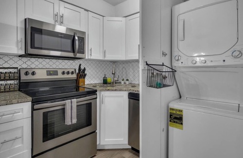 Oakford Park Apartment | Gorgeously renovated 1 bedroom apartment walking distance to Midtown