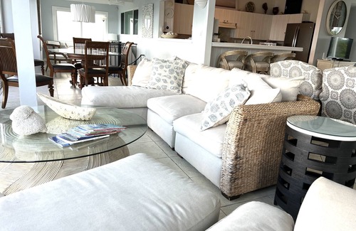 The Bight Villa | GRACE BAY BEACH! OCEANFRONT VILLA ! AMAZING VIEWS! POOL! 4bd/4bt SNORKELING!