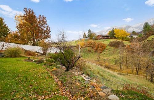 Sandy Apartment | Grace's View, full kitchen, close to skiing