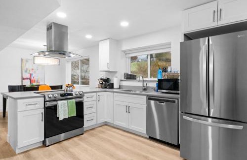 Sandy Apartment | Grace's View, full kitchen, close to skiing