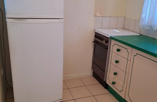 Eagleby Apartment | Gracelands Huge one bedroom apartment(left wing). One large Queen bedroom,