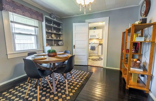 Indianapolis House | Graham and Kay's UIndy Cottage. 3 bedrooms, 10 min from downtown.