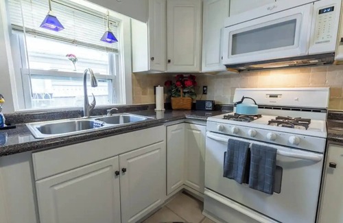 Indianapolis House | Graham and Kay's UIndy Cottage. 3 bedrooms, 10 min from downtown.