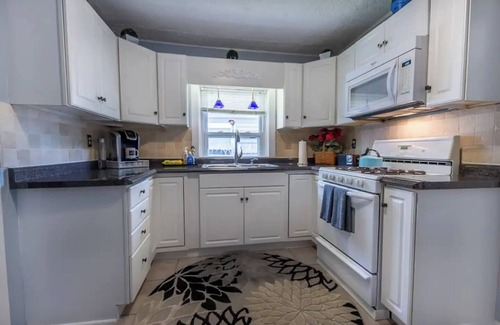 Indianapolis House | Graham and Kay's UIndy Cottage. 3 bedrooms, 10 min from downtown.