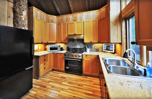 Friday Harbor House | Gramma's 2BR Home, Lake, Wooded, Hot Tub, Swim, Swings, Gated Estate, Gorgeous