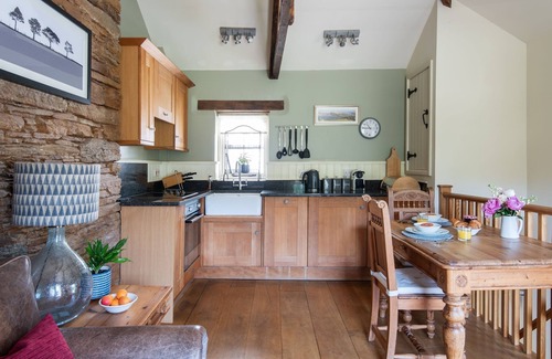 Kingsbridge Cottage | Granary Cottage - a cottage that sleeps 2 guests in 1 bedroom