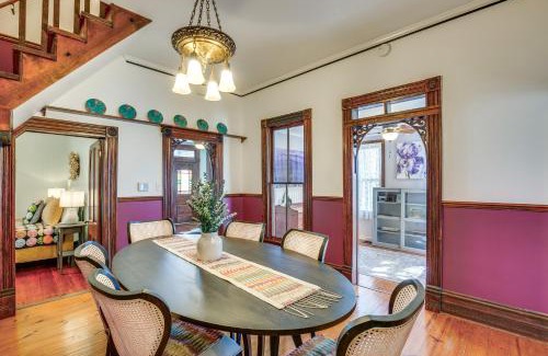 Granbury House | Granbury Home with Fire Pit, Walk to The Square!