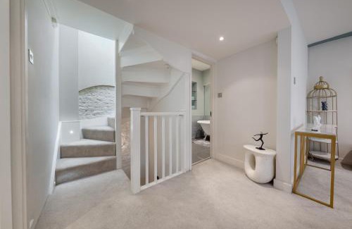 Paddington Villa | GRAND 200 SqM 3-Bedroom VILLA