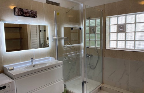 Le Bourget Apartment | Grand appartement à louer pour visiter Paris