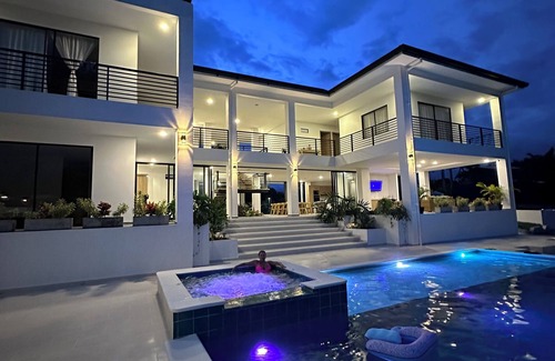 Montenegro Villa | Grand Cypress Luxury Home nAmazing location/outdoor Pool, free Wifi ,nTerraza