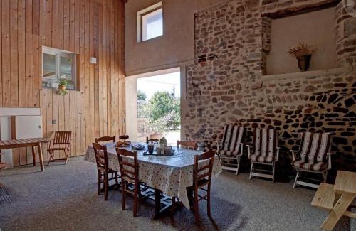 Chirassimont House | Grand gîte familial avec cheminée et animaux admis - FR-1-496-65