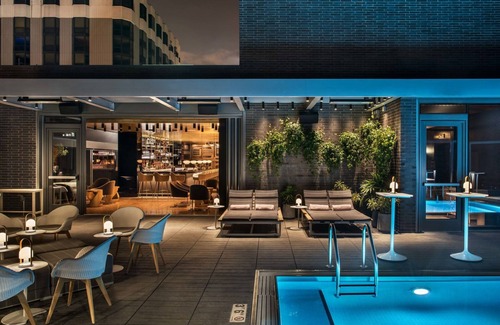 Gold Coast House | Grand King Room at Viceroy Chicago, Pet-Friendly Near Oak Street Beach!