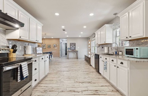 Granbury House | Grand Lakehouse + Hot Tub + Kayaks + Bunk House!