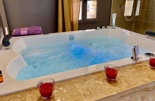 Martignargues House | Grand Luxe Suite GRAFFITI with XXXL whirlpool bath with shared POOL access