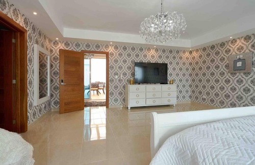 Renacimiento Apartment | Grand Luxury Penthouse'Upscale+HotTub+Terrace+BBQ