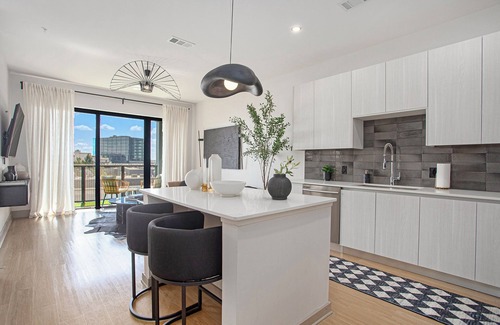 Home Park Apartment | Grand-Midtown Suite W RoofTop Pool + 5Star Amenities & Free Secure Parking!