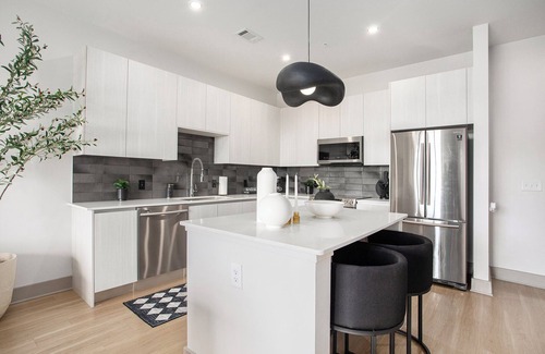 Home Park Apartment | Grand-Midtown Suite W RoofTop Pool + 5Star Amenities & Free Secure Parking!