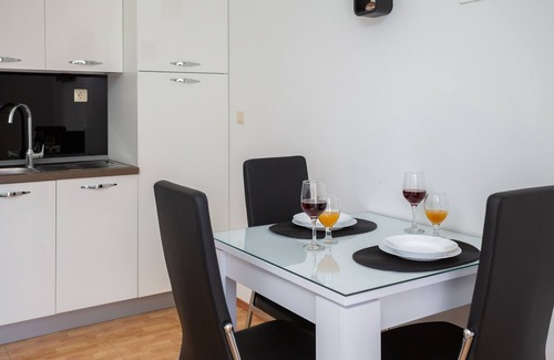 Stanici Apartment | Grand Modern Beach Studio