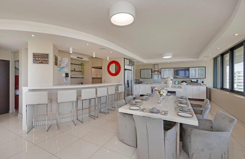 Century City Apartment | Grand Penthouse/Backup Power/Stunning