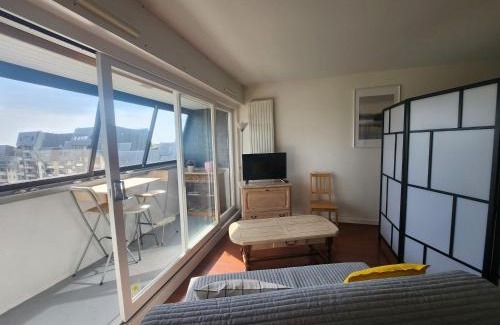 Courseulles-sur-Mer Apartment | Grand studio lumineux avec parking privé à Courseulles-sur-Mer - FR-1-746-29