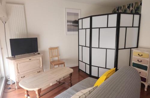 Courseulles-sur-Mer Apartment | Grand studio lumineux avec parking privé à Courseulles-sur-Mer - FR-1-746-29