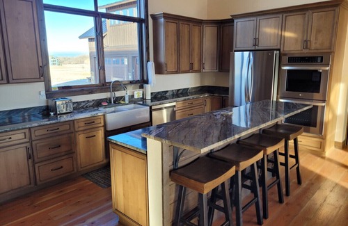 Clawson House | Grand Teton Painted Pony House w AC, Heated Garage, and Hot Tub