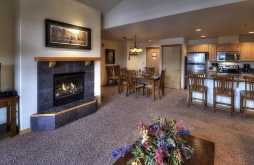 Four O'Clock Cabin | GRAND TIMBER LODGE SKI-IN/SKI-OUT 600 FEET FROM CHAIRLIFT SLEEPS 8