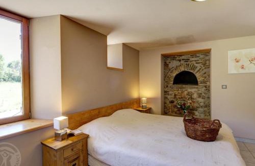 Croizet-sur-Gand House | Grande maison à Croizet-sur-Gand avec piscine privée, wifi et animaux acceptés - FR-1-496-25