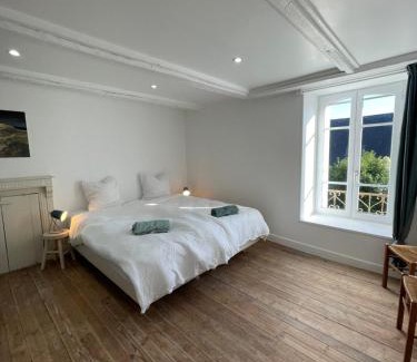 Rosporden House | Grande maison 20 min plage, 14 personnes, 5 SDB, literie grand confort