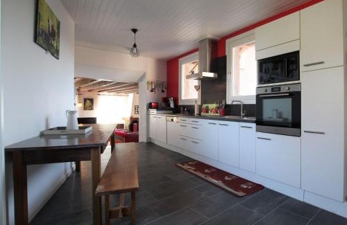 Saint-Vidal House | Grande maison au cœur d'un village historique avec terrasse et WIFI inclus - FR-1-582-308