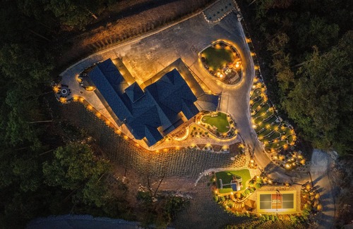 Bluff Mountain House | Grande Majestic ~ Pickleball ~ Mini Golf ~ Duck Bowling ~ Pool ~ Sleeps 40!