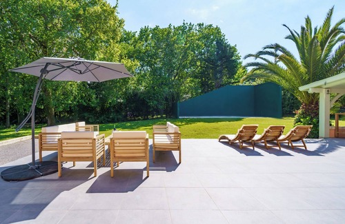 Biarritz Villa | Grande Villa Familiale Rénovée, Immense Jardin & Pelote Basque, 9min de la Plage