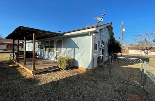 Fredericksburg House | Grandma's Haus - 2 bedroom 1 bath close to Main Street. Pet Friendly w big yard!